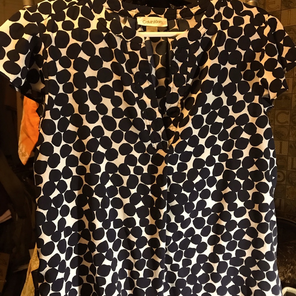 Sz L Calvin Klein dotted blouse